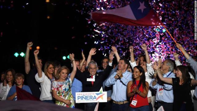 家族や支持者に囲まれ大統領選の勝利を祝うピニェラ氏＝１７日、サンティアゴ