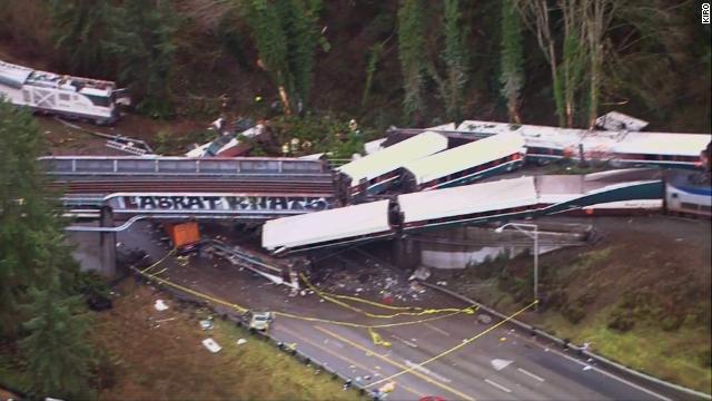 幹線道路上に落下したアムトラックの列車