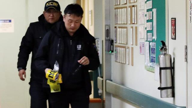 新生児が死亡した病院の捜査に入った警官