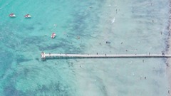 海の方へ長く伸びた桟橋（スペイン・マジョルカ島）