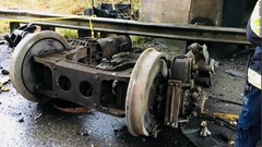 事故現場には列車の残骸の一部が見られる