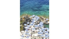 パラソルが林立するイタリア・カプリ島の岩場