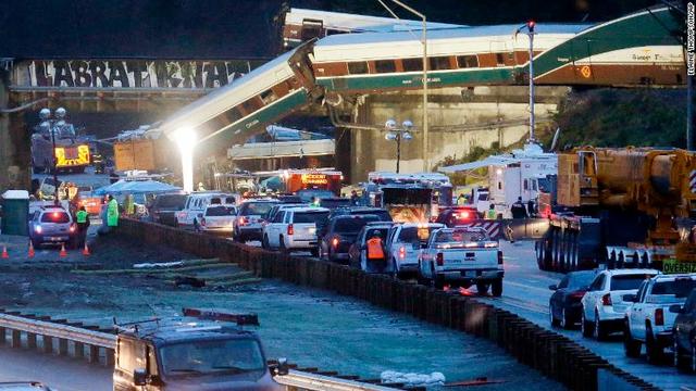 全米鉄道旅客公社(アムトラック)の脱線現場に駆けつける緊急対応要員=12月18日、ワシントン州デュポン