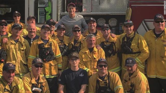 俳優のロブ・ロウさんが消防士らを夕食に招き、慰労した