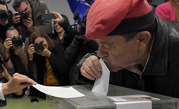 カタルーニャ州議会の選挙に投票する男性