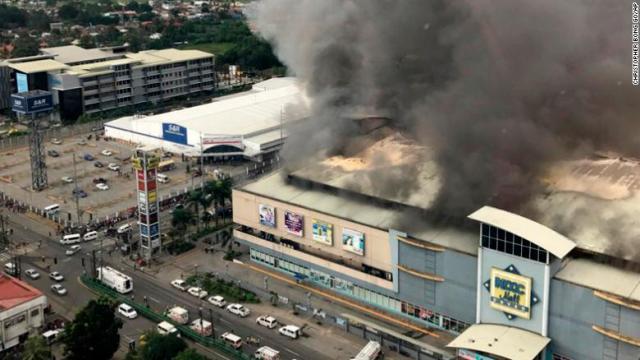 ショッピングモールで火災が発生した＝２３日、ダバオ市