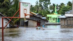 洪水の中を避難する人々
