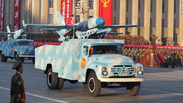 北朝鮮が軍事力を備えているということを国外に明確に示すため、平壌市内のパレードでは武器も登場した