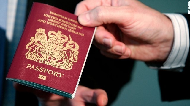 ＥＵ加盟後に使われてきた赤紫色のパスポート。これが青色のものになる