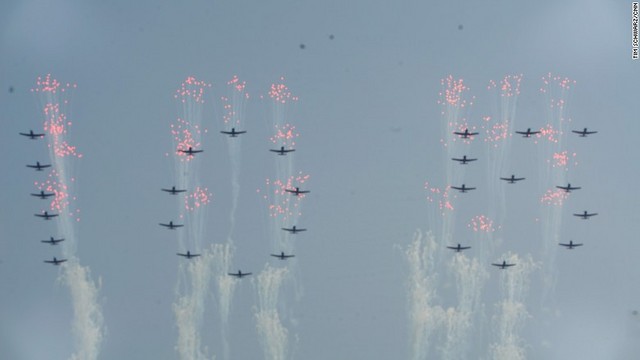 平壌で行われた記念行事では北朝鮮空軍のジェット機が上空を飛行した