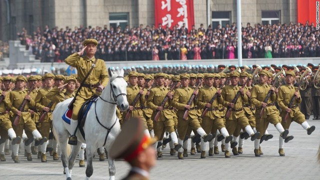 故金日成（キムイルソン）国家主席の誕生日を国として祝うなかで行進する北朝鮮軍の兵士＝４月１５日