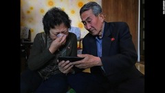 脱北して韓国に住む娘からのビデオメッセージに反応する北朝鮮国内の両親。ビデオはＣＮＮのウィル・リプリー記者が見せたもの