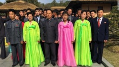 故金日成（キムイルソン）国家主席の生誕地、万景台で写真撮影のためポーズを取る北朝鮮国民＝４月９日