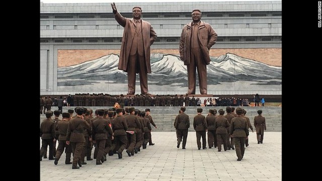 北朝鮮の元指導者に敬意を表する兵士たち＝２月１５日、平壌