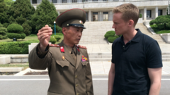 ２０１５年に非武装地帯（ＤＭＺ）を訪問したウィル・リプリー記者（右）。１００万人を超える朝鮮人民軍のうち推計４分の３がＤＭＺ周辺に配備されているという