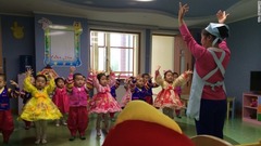 平壌に新しく建設された児童養護施設で音楽にあわせたパフォーマンスの練習をする子どもたち
