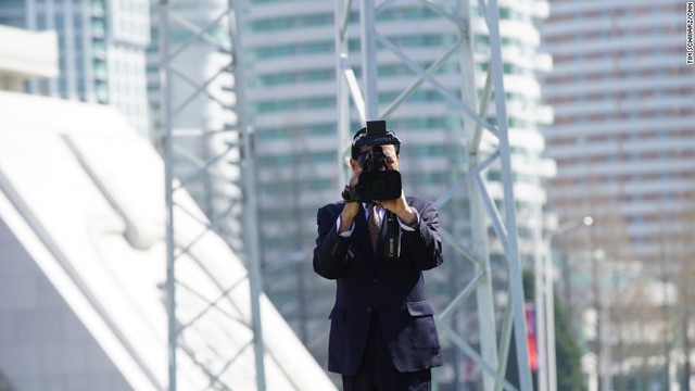 黎明通りの開設式典中、外国人ジャーナリストが北朝鮮メディアの撮影を受けている様子
