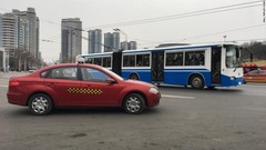 平壌の道路ではタクシーの姿を見かけることも増えつつある。通勤者の大半は依然、バスに乗っている