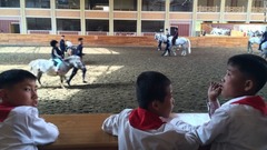 金正恩委員長がデザインした新しい乗馬センターでレッスンの様子を眺める生徒たち。この施設は以前、軍事訓練に使われていた