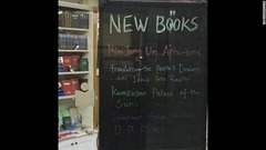 平壌の羊角島国際ホテルにある観光客向けの書店では、書名が英語で列挙されている