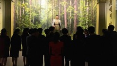 故金日成（キムイルソン）国家主席の像を見学する北朝鮮国民＝４月１０日、朝鮮革命博物館