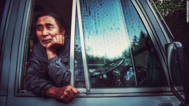 起伏の激しい北朝鮮の道路で日本製の車両を運転するバス運転手＝９月５日