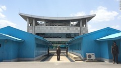 ＤＭＺの北朝鮮側の警備に立つ兵士