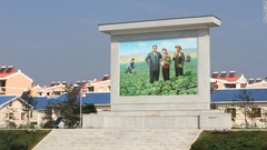 平壌郊外の共同農場近くには故金日成（キムイルソン）国家主席を描いた巨大な壁画がそびえ立っている＝２０１５年９月