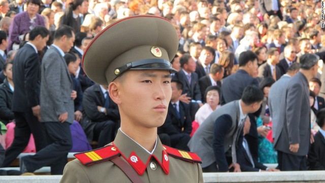 朝鮮労働党創建７０周年を祝って示威行為が展開されるなか、兵士たちが金日成広場を行進している＝２０１５年１０月、平壌