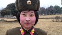 北朝鮮で警備に当たる兵士。女性向けの軍務は長いあいだ志願制だったが、最近は軍強化のため強制になったとの情報もある＝２月１６日