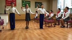 平壌の「少年宮殿」で練習する幼い歌い手たち