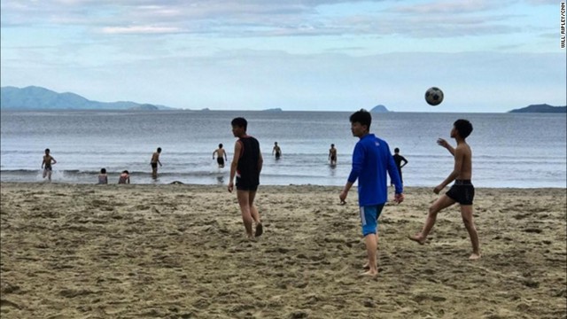 浜辺で遊ぶ北朝鮮の高校生＝２０１７年９月１１日、元山