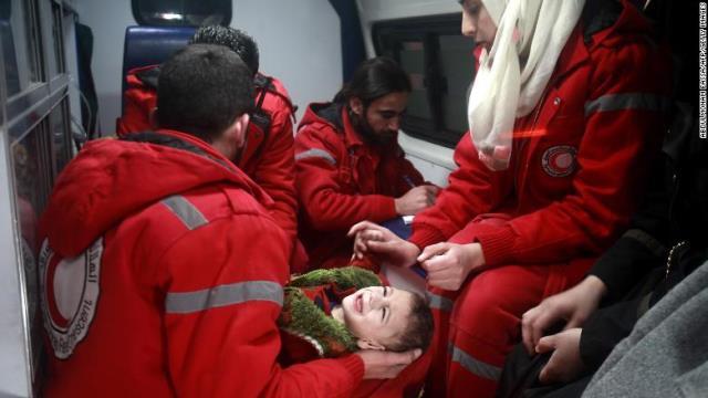 赤十字国際委員会のシリア人スタッフとともに避難する子ども