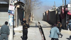 爆発後に展開するアフガニスタン警察