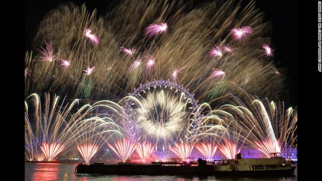 ロンドンの夜空をいろどる花火