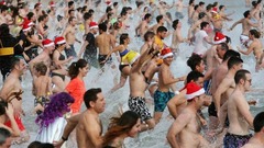 伝統の寒中水泳大会に参加する人たち＝スペイン・タラゴナ