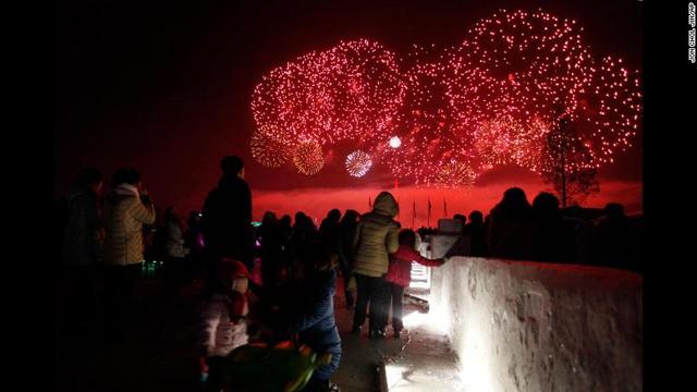 金日成広場で花火を眺める人々＝北朝鮮・平壌