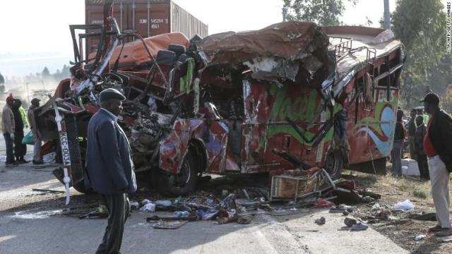 ケニアでバスとトラックが衝突し、死傷者が出た＝３１日
