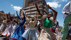 恒例のカーニバルでダンスを披露する人たち＝南アフリカ・ヨハネスブルク