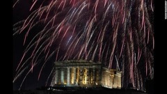 パルテノン神殿の上空を飾る花火＝ギリシャ