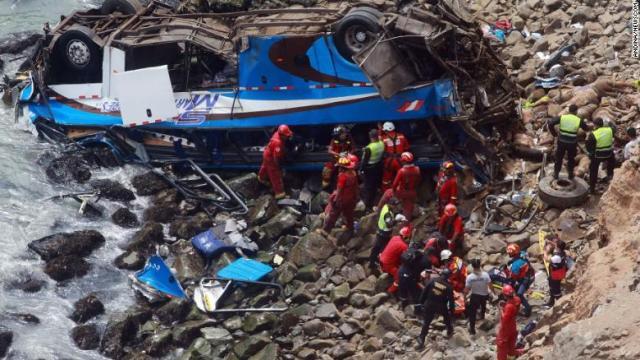 事故現場で救出活動にあたる救急隊員＝２日、ペルー近郊