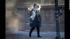 シカゴにて通りを歩く女性