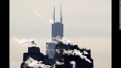 シカゴの超高層ビルから煙があがる