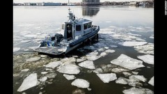 ニュージャージー州で凍てつくデラウェア川を進む州警察ボート