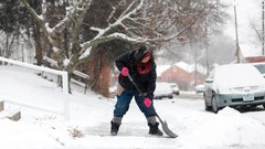 アイオワ州で雪かきをする女性