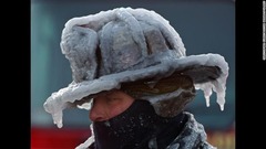 マサチューセッツ州ナハントの消防隊員。帽子が凍って重そうだ