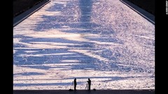 ワシントンにある池、リフレクティングプールに立つ写真家ら