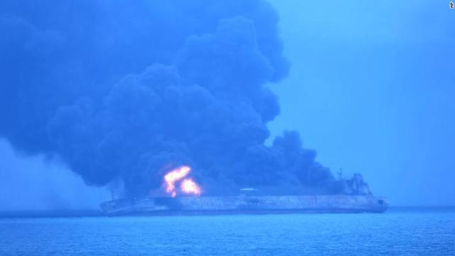 パナマ船籍のタンカーが、香港船籍の貨物船と衝突後、出火した＝１月７日、中国沖、韓国沿岸警備隊提供