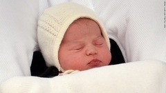 一家がロンドンの病院を後にする際、シャーロット王女が車のシートで眠っている様子＝２０１５年５月２日