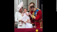 英エリザベス女王の９０歳の誕生日を祝う行事の際、ウィリアム王子とキャサリン妃がシャーロット王女をあやしている様子